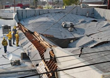 Roof of commercial building in Tujunga collapses – Daily News