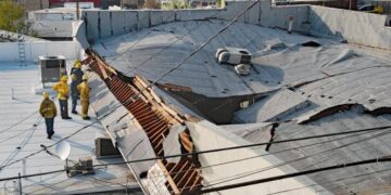 Roof of commercial building in Tujunga collapses – Daily News