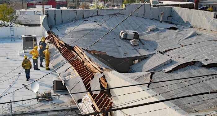Roof of commercial building in Tujunga collapses – Daily News
